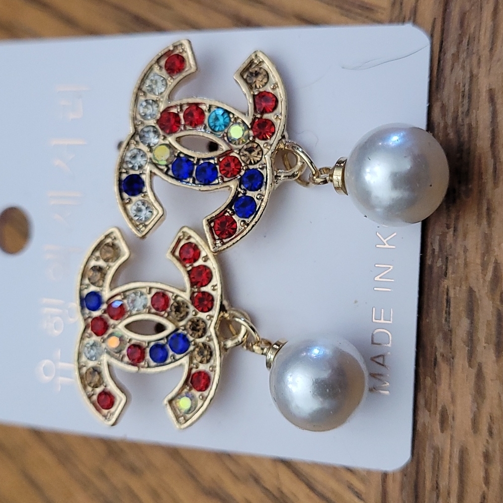 Stunning gold tone FASHION COSTUME double C earrings